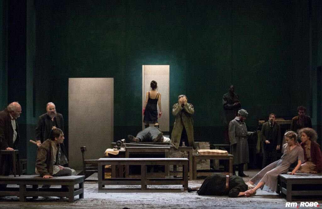 IL RUOLO ESSENZIALE DEI PROIETTORI ROBE NE “L’ALBERGO DEI POVERI” AL TEATRO ARGENTINA DI ROMA