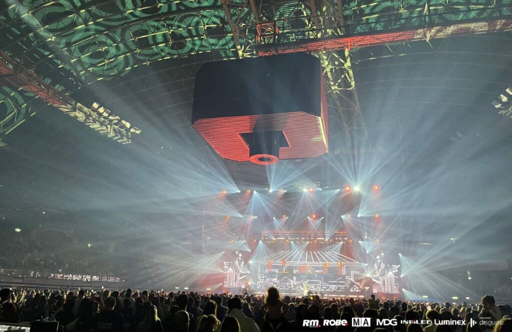 ROBE, MA, INFILED, ZACTRACK, DISGUISE, LUMINEX E MDG: IL CONTRIBUTO DI RM MULTIMEDIA PER ILLUMINARE LO SHOW DEI PINGUINI TATTICI NUCLEARI